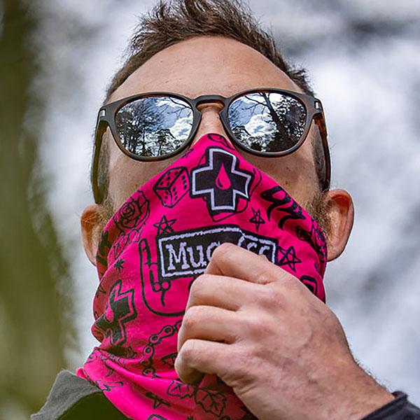 muc-off_base-layer_neck-gaiter_lightweight_pink-punk_lifestyle2.jpg