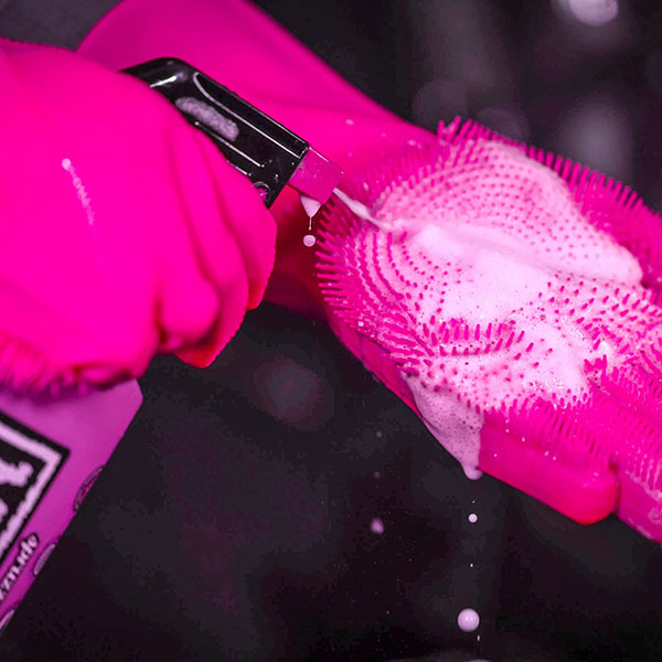 muc-off_cleaning-accesories_scrubber-gloves_pink_detail1.jpg