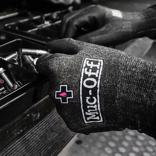 muc-off_cleaning_mechanic-gloves_lifestyle1.jpg