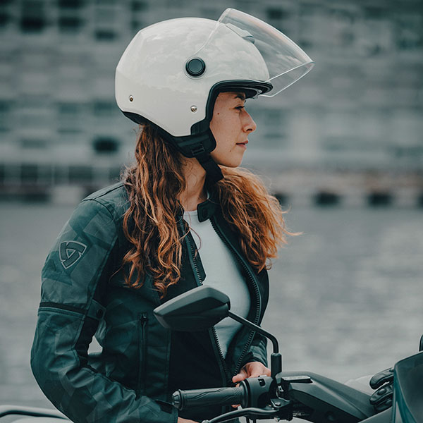 nexx-helmets_y10_core_white_lifestyle2.jpg