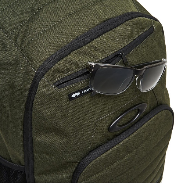 oakley_luggage_enduro_25l_4.0_backpack_dark_brush_detail3.jpg