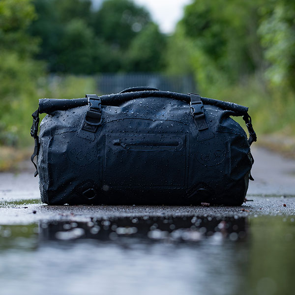 oxford_aqua_t30_roll-bag_black_lifestyle1.jpg