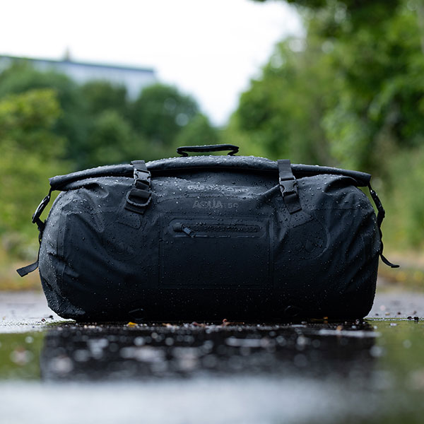 oxford_aqua_t50_roll-bag_black_lifestyle1.jpg