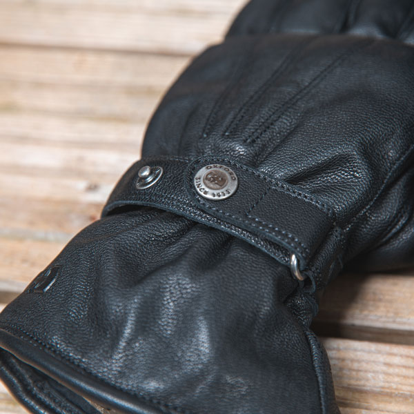 oxford_leather_gloves_holton-wp-1.0_black_lifestyle2.jpg