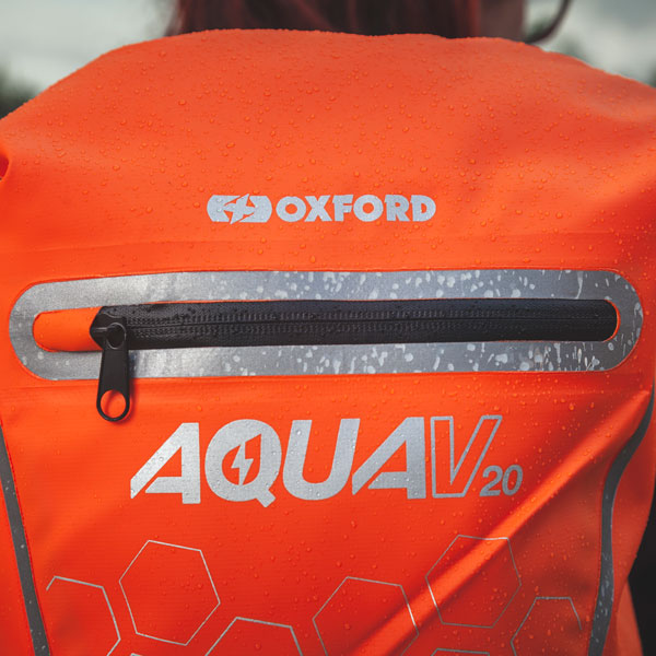 oxford_luggage_aqua-v20-rollbag_orange_lifestyle2.jpg