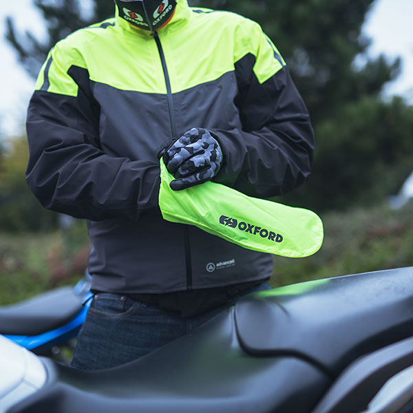 oxford_waterproofs_rainseal-over-gloves_black-fluo_lifestyle2.jpg