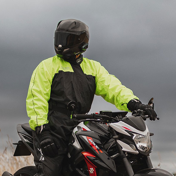 oxford_waterproofs_rainseal-oversuit_black-fluo_lifestyle1.jpg