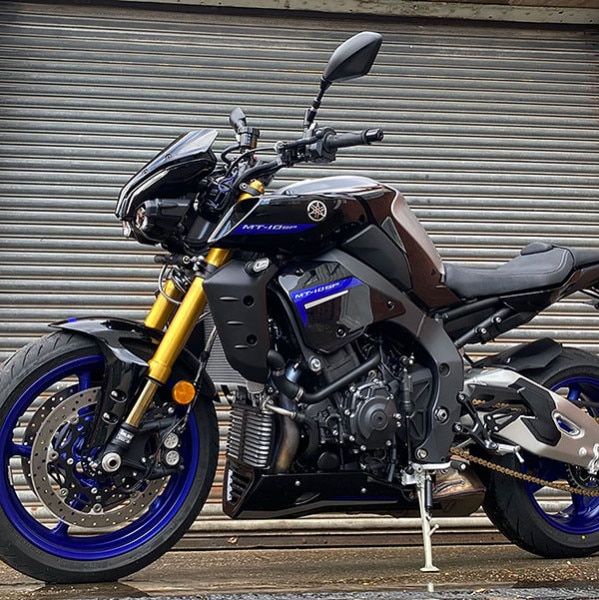 pyramid-belly-pan-gloss-black-yamaha-mt-10-(16-)_lifestyle1.jpg