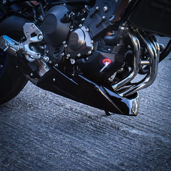 pyramid-belly-pan-gloss-black-yamaha-xsr-900-20162021_detail2.jpg