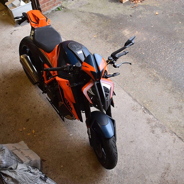 pyramid-fly-screen-gloss-orange-matte-blue-ktm-1290-superduke-r-2020current_lifestyle1.jpg