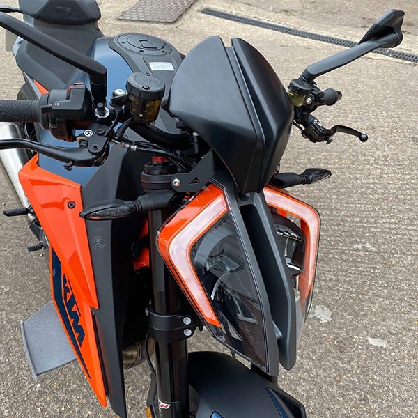 pyramid-fly-screen-matte-black-ktm-1290-superduke-r-2017current_lifestyle1.jpg