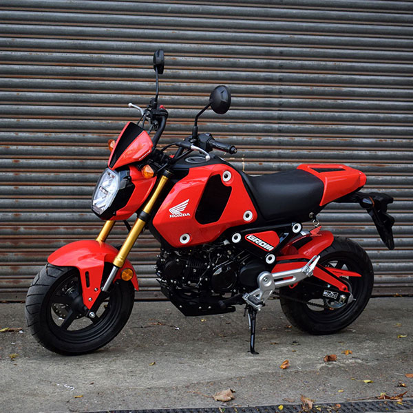 pyramid-hugger-gayety-red-gloss-black-honda-msx-125-2021current_lifestyle2.jpg