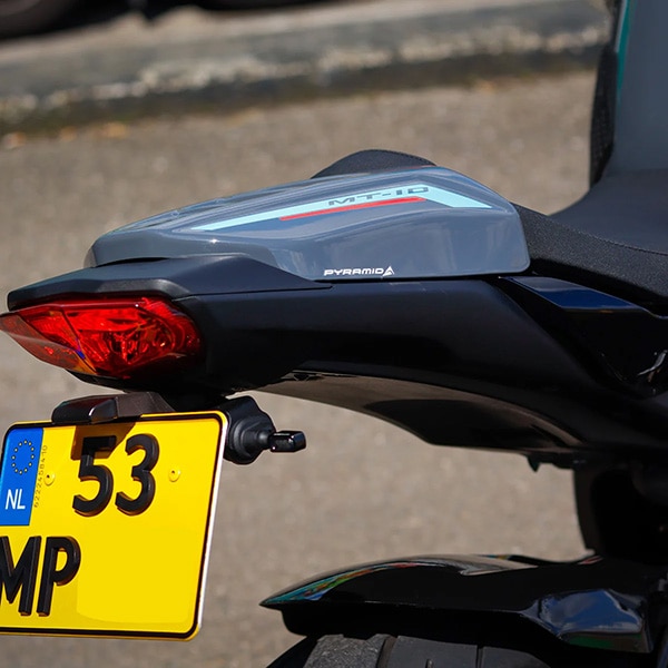 pyramid-solo-seat-cowl-cyan-storm-yamaha-mt-10-(22-)_lifestyle2.jpg