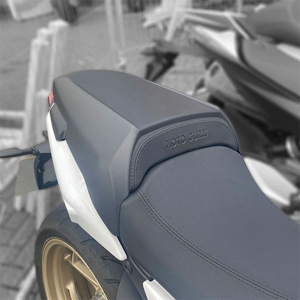 pyramid-solo-seat-cowl-matt-black---moto-guzzi-v100-mandello-(22-)_detail2.jpg