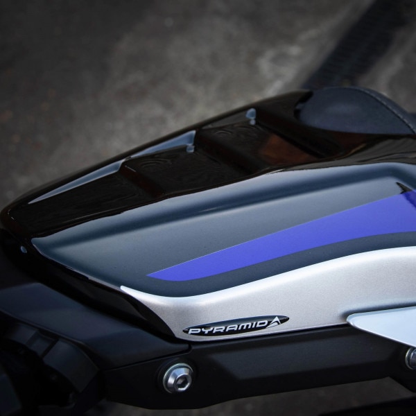 pyramid_comfort-seat-cowl-sp_colours_yamaha-mt-10_lifestyle1.jpg