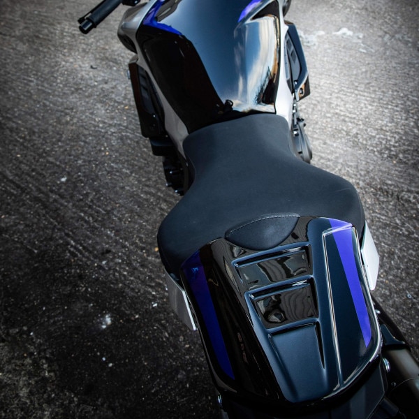 pyramid_comfort-seat-cowl-sp_colours_yamaha-mt-10_lifestyle2.jpg