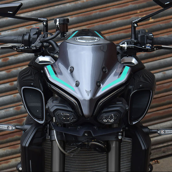 pyramid_fly-screen_midnight-cyan_yamaha-mt-10_lifestyle2.jpg