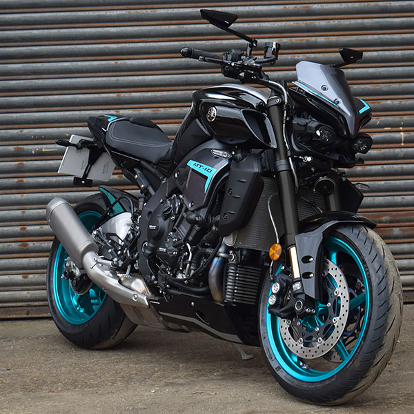 pyramid_seat-cowl_midnight-cyan_yamaha-mt-10_lifestyle4.jpg