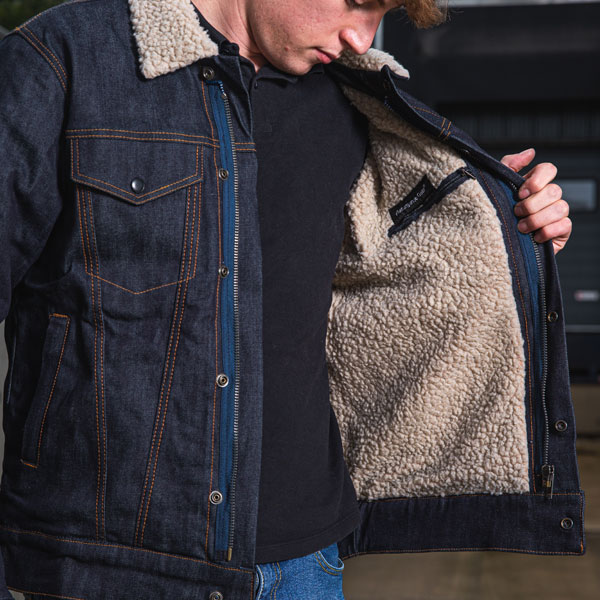 resurgance_jacket_sherpa_blue_lifestyle3.jpg