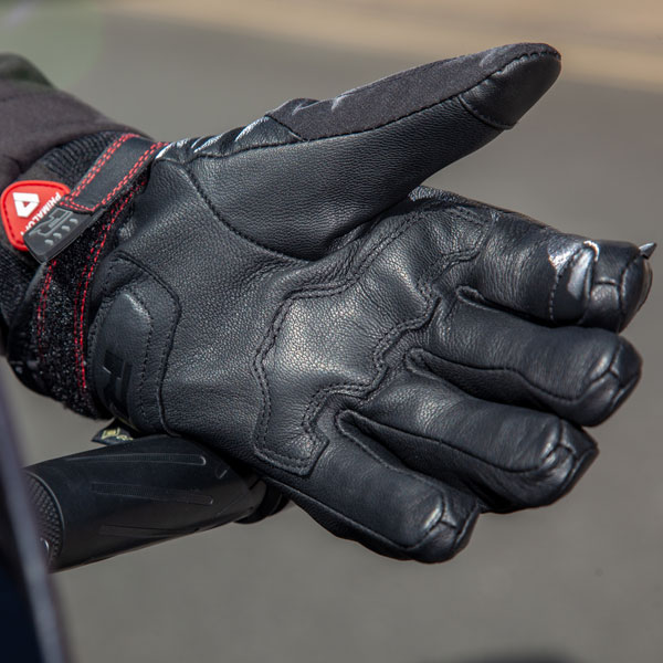 richa_gloves_ghent-gtx_black_lifestyle4.jpg