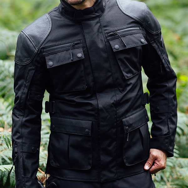 sayan_textile-waterproof-jacket_black_lifestyle1.jpg