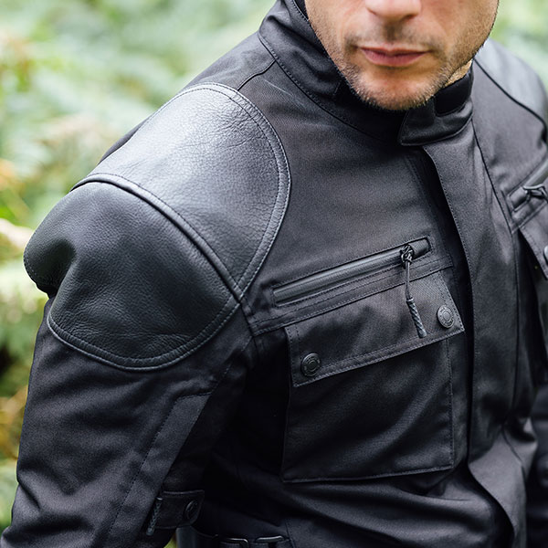 sayan_textile-waterproof-jacket_black_lifestyle2.jpg