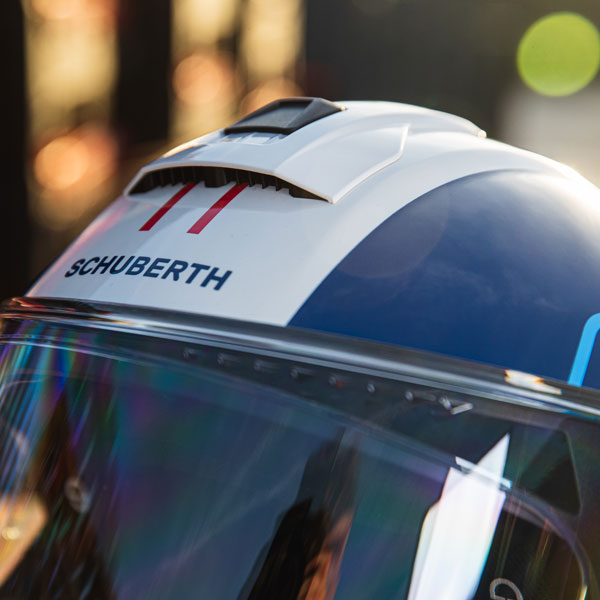 schuberth_helmet_c5-master_blue_lifestyle5.jpg