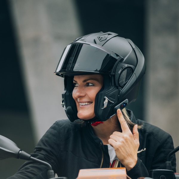 shark_evo_gt_n-com_matt_black_helmet_lifestyle.jpg