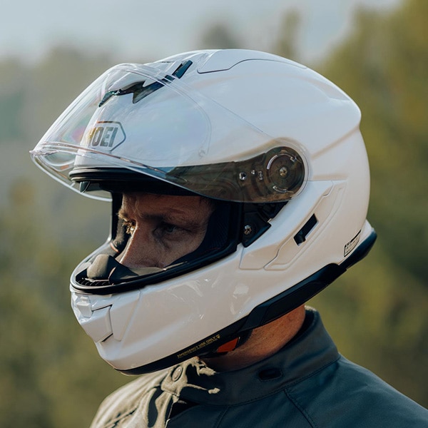 shoei_helmet_full-face_gt-air-3_white_lifestyle1.jpg