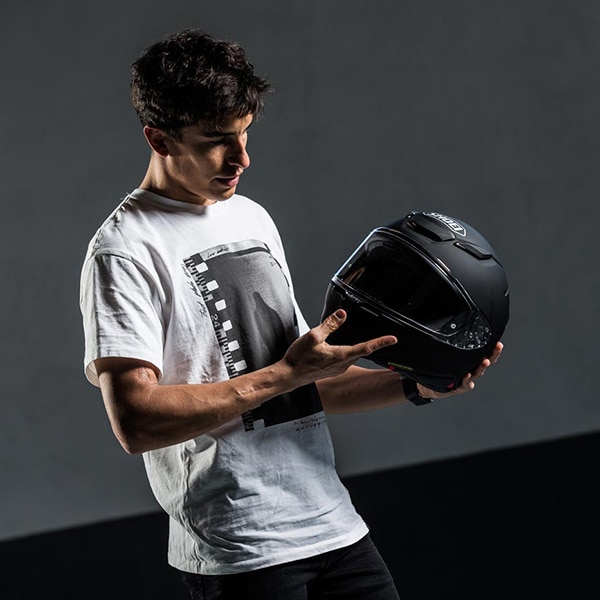 shoei_helmets_nxr-2_matt-black_lifestyle3.jpg