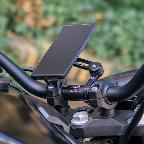 sp-connect_phone-mounts-and-cases_moto-mount-pro_lifestyle3.jpg