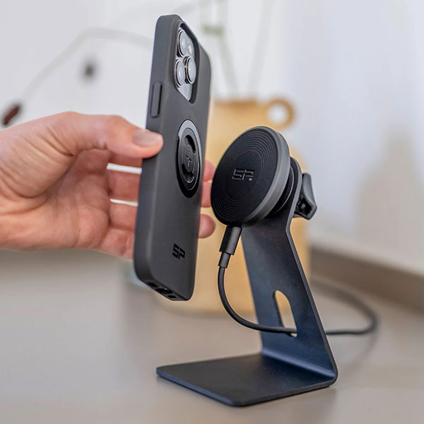 sp-connect_phone-mounts-and-cases_spc+-charging-office-stand_lifestyle1.jpg