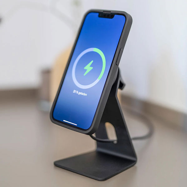 sp-connect_phone-mounts-and-cases_spc+-charging-office-stand_lifestyle2.jpg