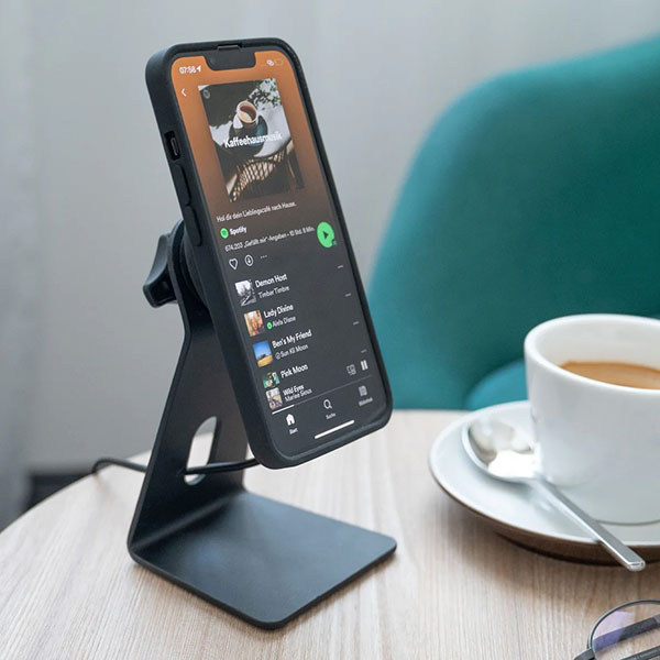 sp-connect_phone-mounts-and-cases_spc+-charging-office-stand_lifestyle3.jpg