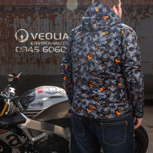 spada_textile_jacket_grid-ce_camo-orange_lifestyle3.jpg