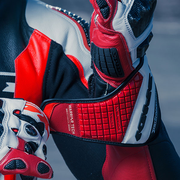 spidi_leather-gloves_carbo-track-evo-ce-gloves_red-black_lifestyle2.jpg