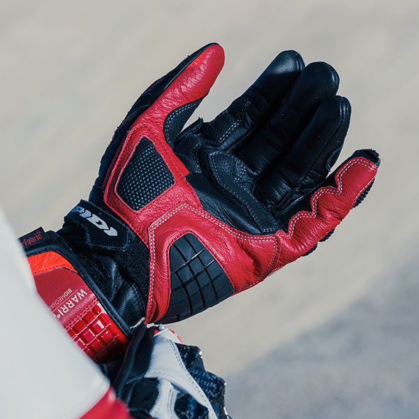 spidi_leather-gloves_carbo-track-evo-ce-gloves_red-black_lifestyle3.jpg