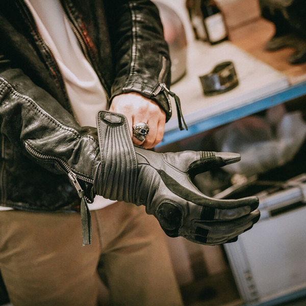 spirit-motors_leather-gloves_edward-greaser_black_detail3.jpg