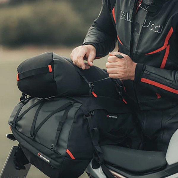 sw-motech_soft-luggage_pro-tentbag-tail-bag_black_lifestyle2.jpg