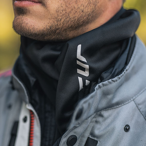 t-ur_base-layer_windbreaker-fleece-collar-neck-guard_black_lifestyle1.jpg