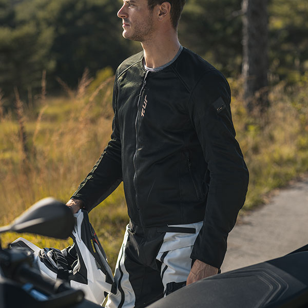 t-ur_textile-jacket_airflow-shield-textile-jacket_black_lifestyle1.jpg