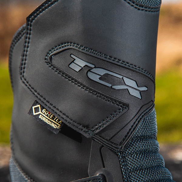 tcx_boots-textile_airwire-surround-gore-tex_black_lifestyle6.gif