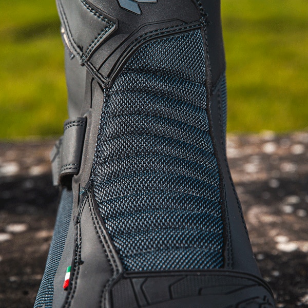 tcx_boots-textile_airwire-surround-gore-tex_black_lifestyle7.gif