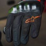 alpinestars_gloves_valparaiso-v2-drystar_black-bright-red_lifestyle4.jpg