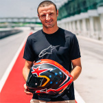 alpinestars_helmet_full-face_supertech-r10_miller-limited-edition_lifestyle2.jpg