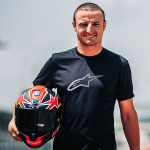 alpinestars_helmet_full-face_supertech-r10_miller-limited-edition_lifestyle3.jpg