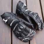 alpinestars_leather-gloves_gp-pro-r3_black_lifestyle2.jpg