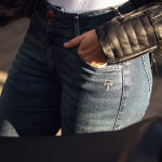 bull-it_motorcycle-jeans_ladies-heron-covec-jeans_steel-blue_lifestyle3.jpg