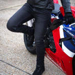 bull-it_motorcycle-jeans_ladies-raven-slim-covec-jeans_black_lifestyle2.jpg