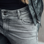 bull-it_motorcycle-jeans_ladies-willow-slim-covec-jeans_grey_lifestyle3.jpg